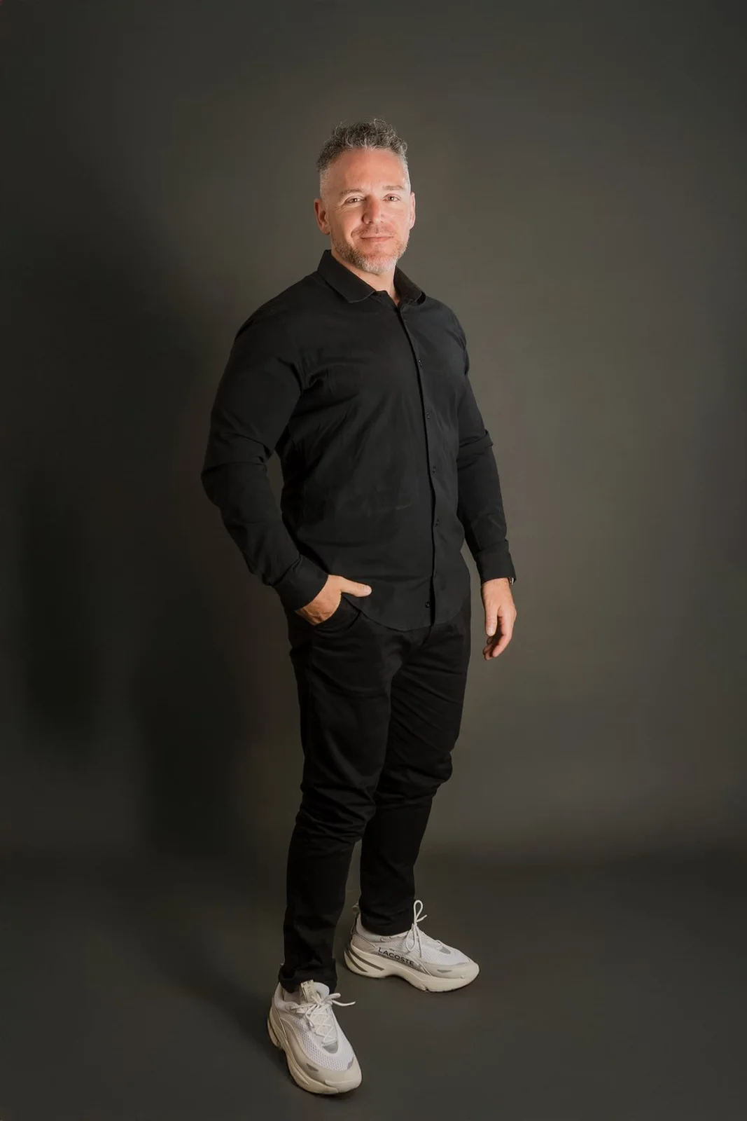 Rubén Bel, formador del plan continuado en grupo, de pie con camisa negra