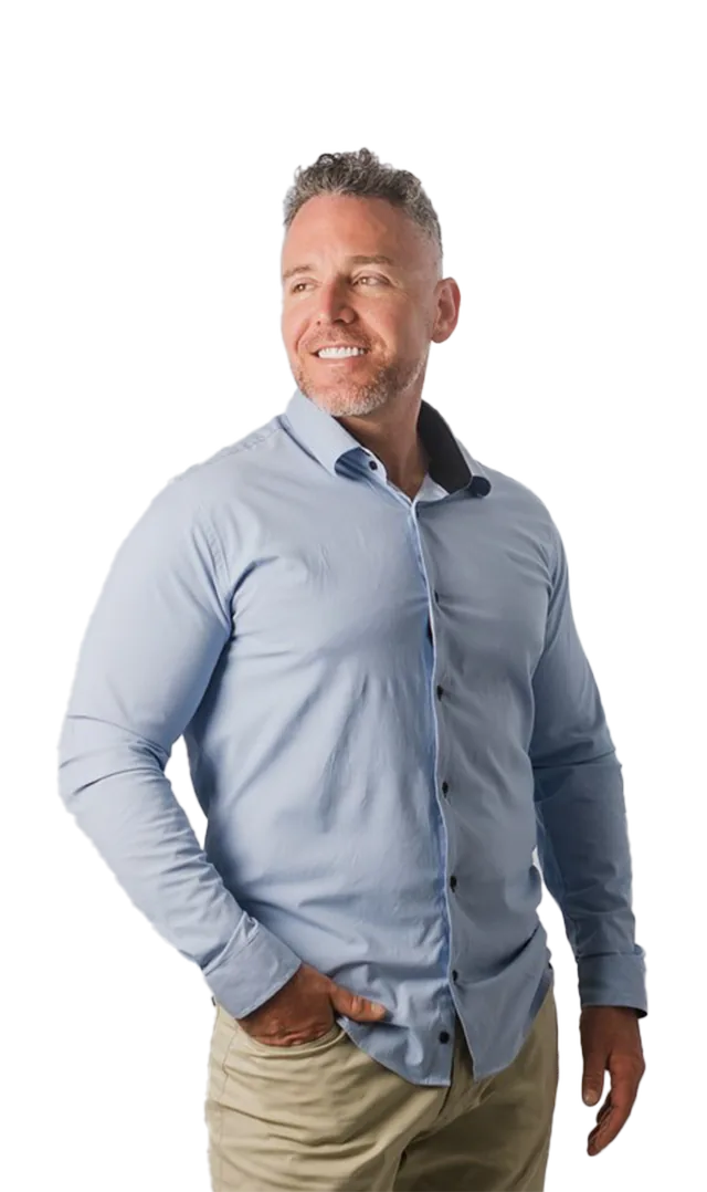 Rubén Bel, consultor de IA para empresas, de pie y sonriendo