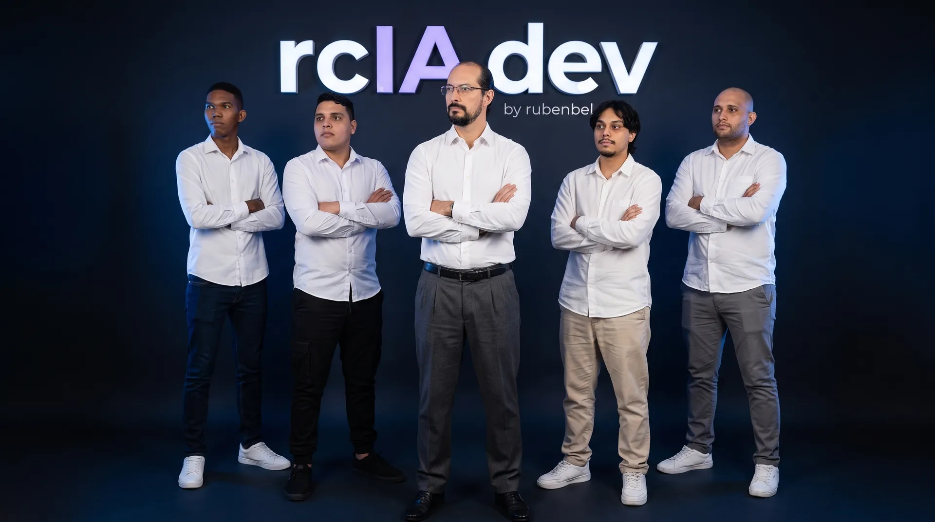 El equipo de rcIA dev de pie y con los brazos cruzados delante del rótulo de la marca: de izquierda a derecha, Cristian Franco, Alexander Rodríguez, Lerkis Eliecer Causado, Dyland Rada y José Gregorio Díaz