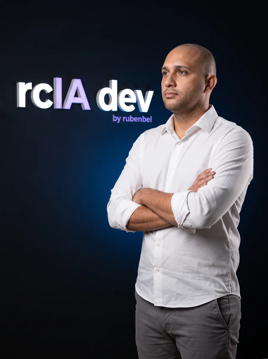 José Gregorio Díaz, de rcIA dev, con camisa blanca y los brazos cruzados
