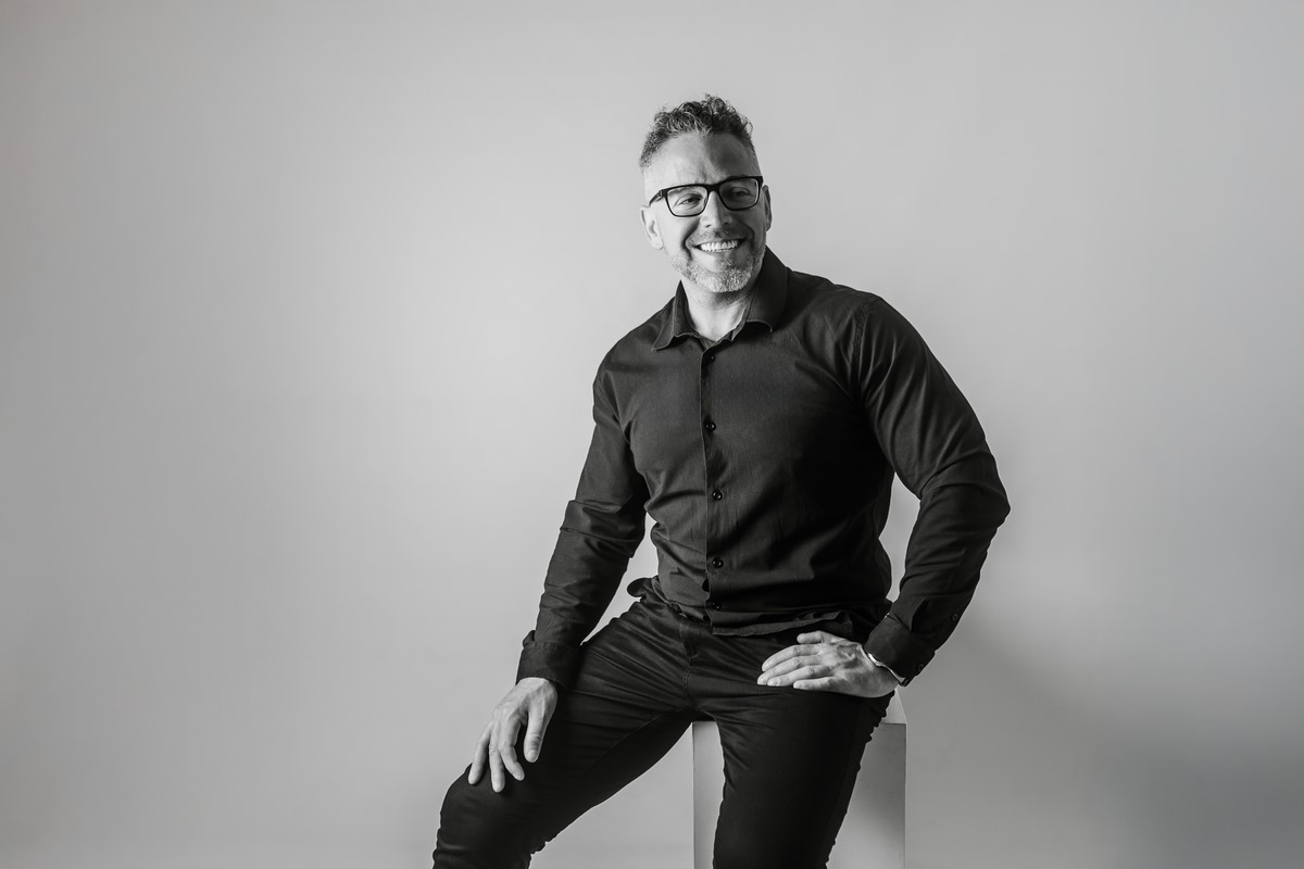 Rubén Bel, formador en IA para empresas y directivos, sentado en su estudio