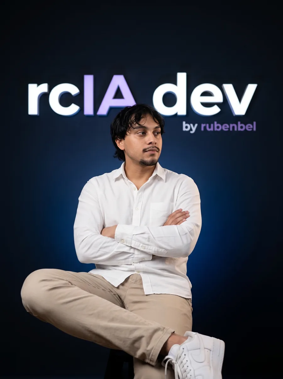 Dyland Rada, de rcIA dev, con camisa blanca y los brazos cruzados