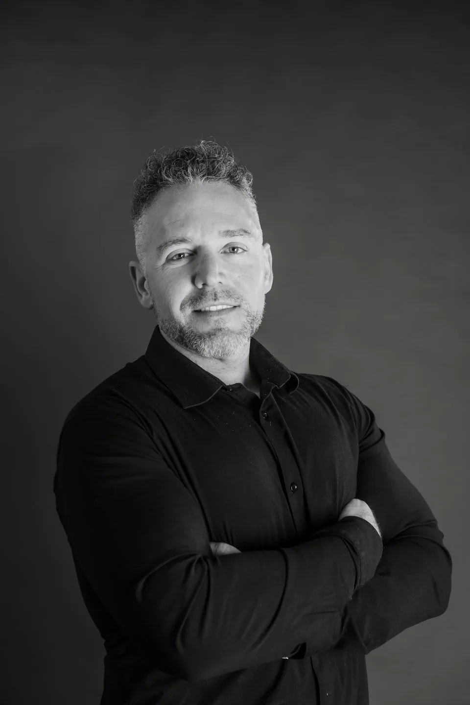 Rubén Bel, consultor de inteligencia artificial, con los brazos cruzados