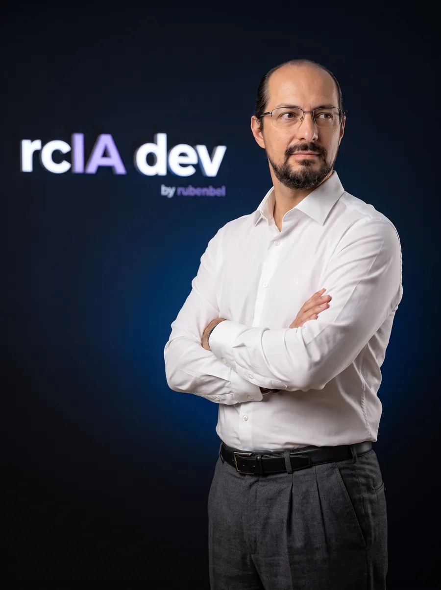 Lerkis Eliecer Causado, director técnico de rcIA dev, con camisa blanca y los brazos cruzados