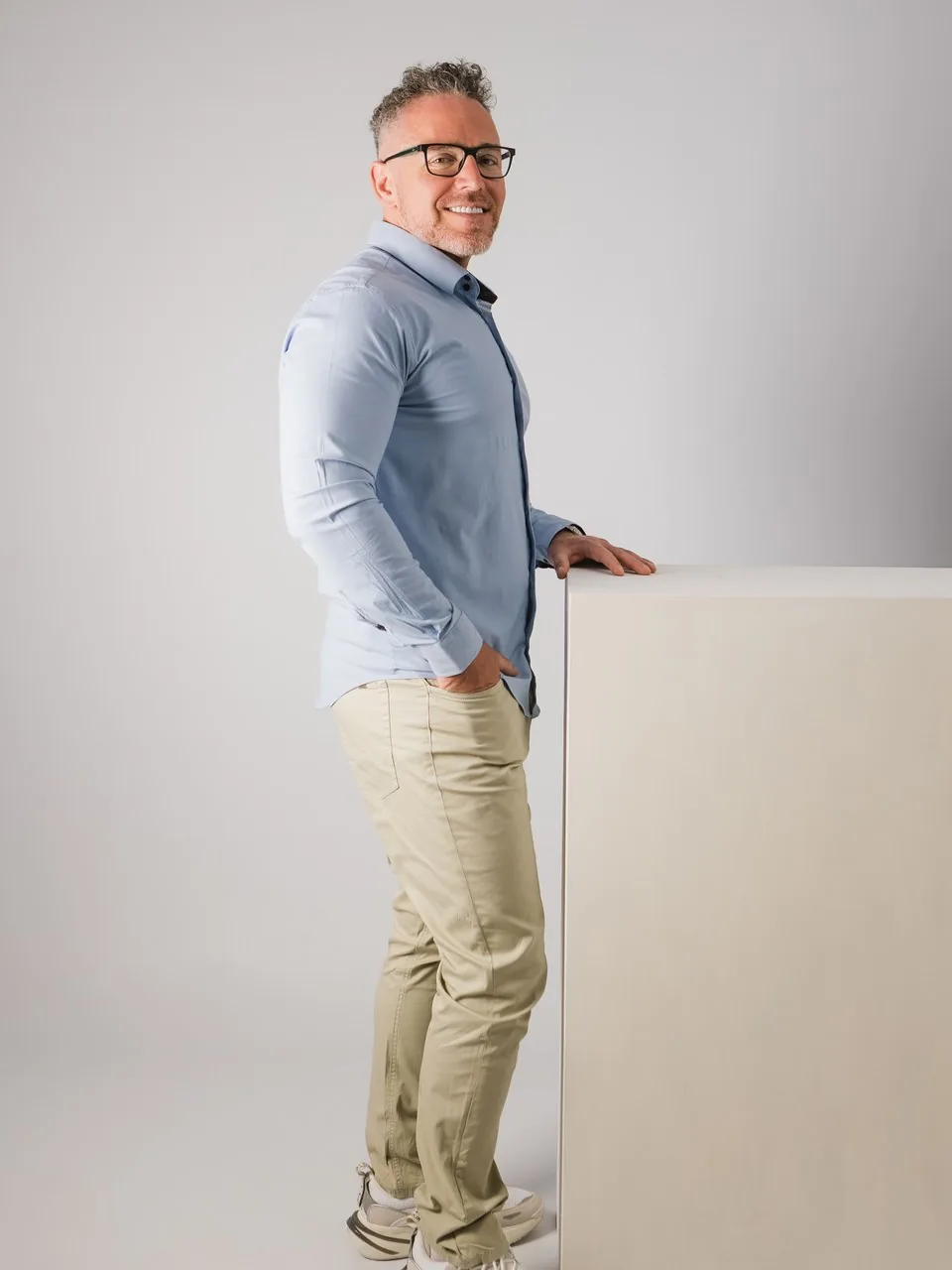 Rubén Bel, consultor de inteligencia artificial, con gafas y camisa azul, sonriendo