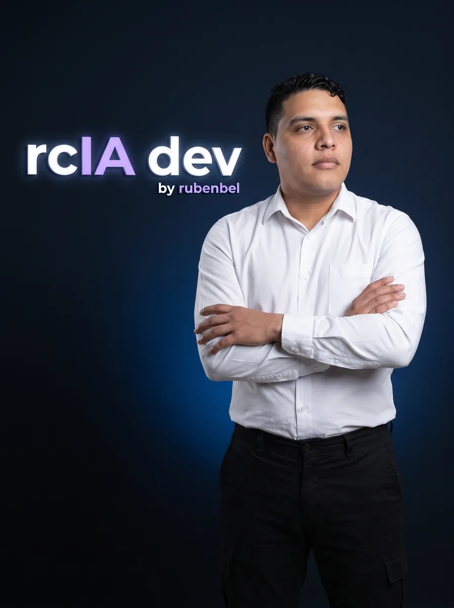 Alexander Rodríguez, de rcIA dev, con camisa blanca y los brazos cruzados