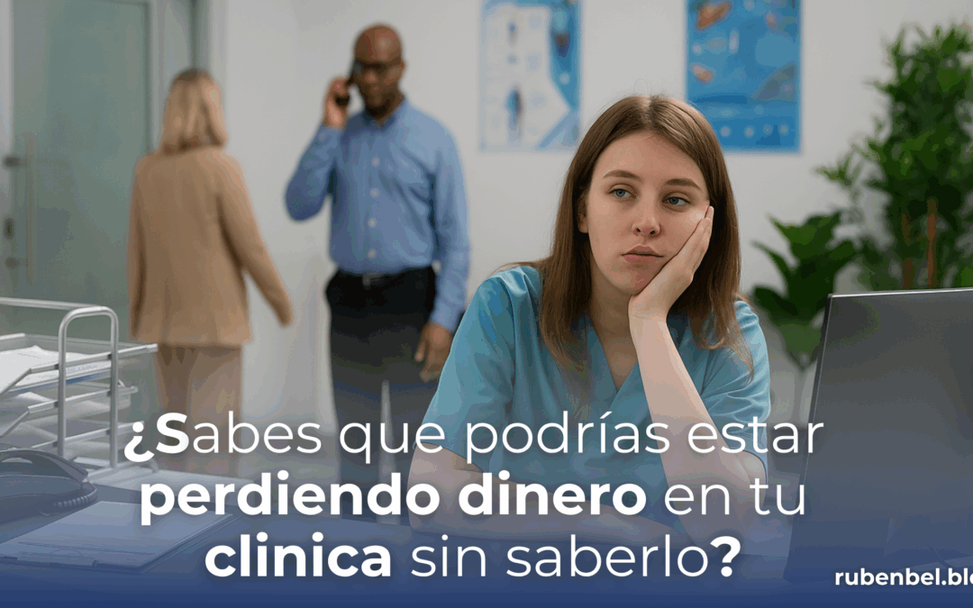 Médico utilizando software de automatización de citas en clínica moderna