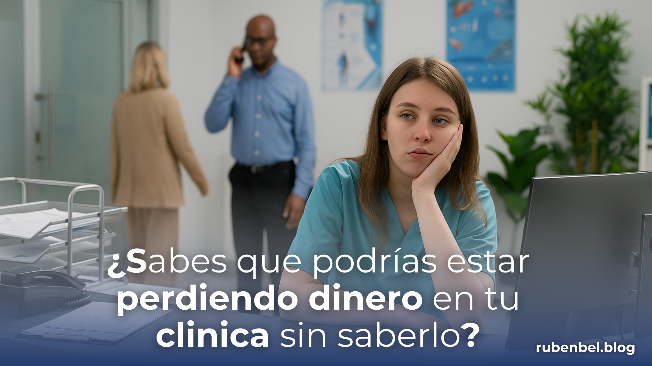Médico utilizando software de automatización de citas en clínica moderna